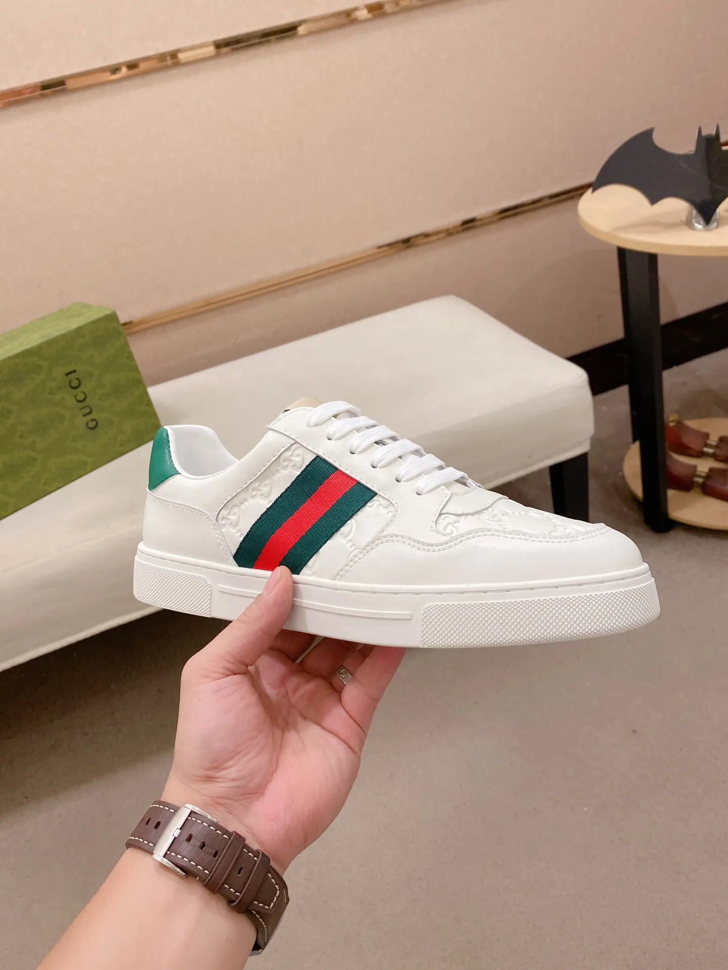 Men's shoes💰 440💰The new GUCCI (Gucci) counters are launched simultaneously. The new men's shoes, 😘fabrics are selected from imported cowhide, and the lining is sheepskin lining. 👍🏿 High-end ☄️ air-cushion molded anti-slip rubber outsole, exquisite lines, simple and elegant, comfortable and high-end for leisure travel. Code number: 38 to 44 (45 can be customized and cannot be returned or exchanged)